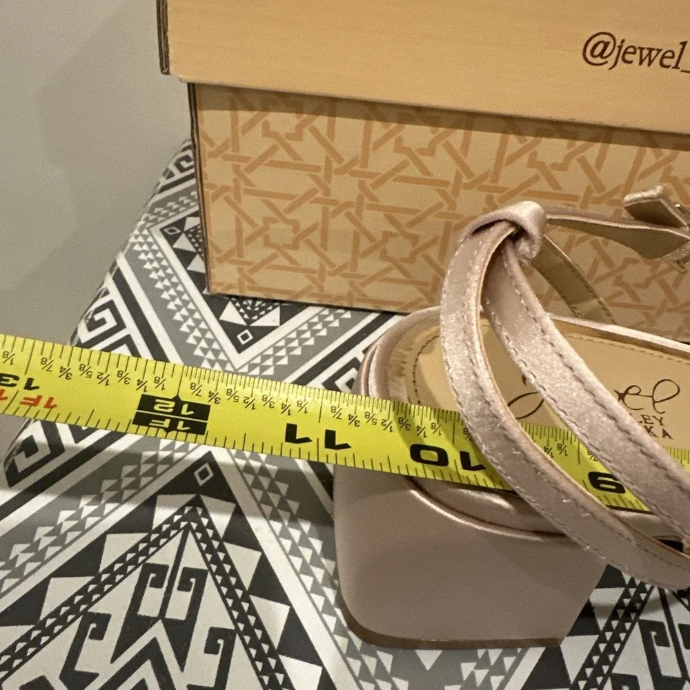 Badgley Mischka Size 10 Fallon Pearl Embellished Block Sandals Champagne Satin